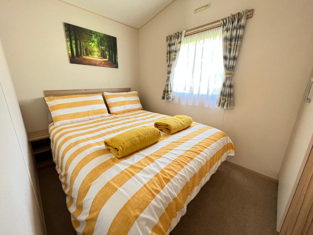 Mallard Corner, Cosy Cotswold Lakeview Lodge South Cerney Exterior foto