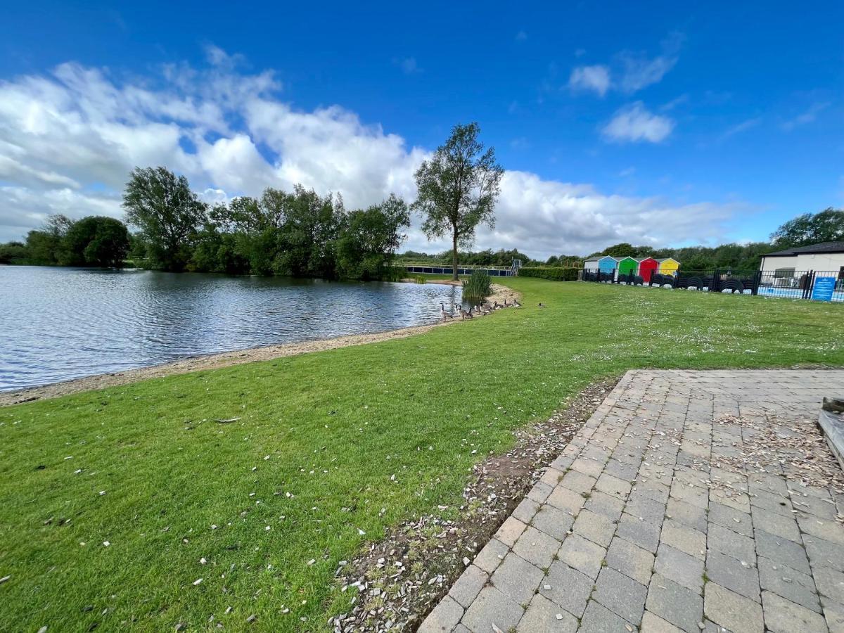 Mallard Corner, Cosy Cotswold Lakeview Lodge South Cerney Exterior foto