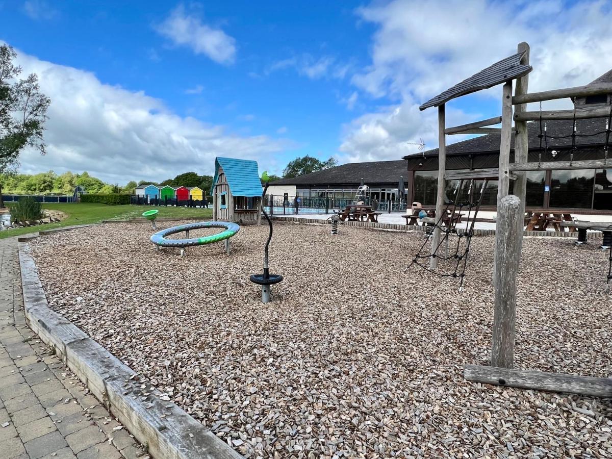 Mallard Corner, Cosy Cotswold Lakeview Lodge South Cerney Exterior foto