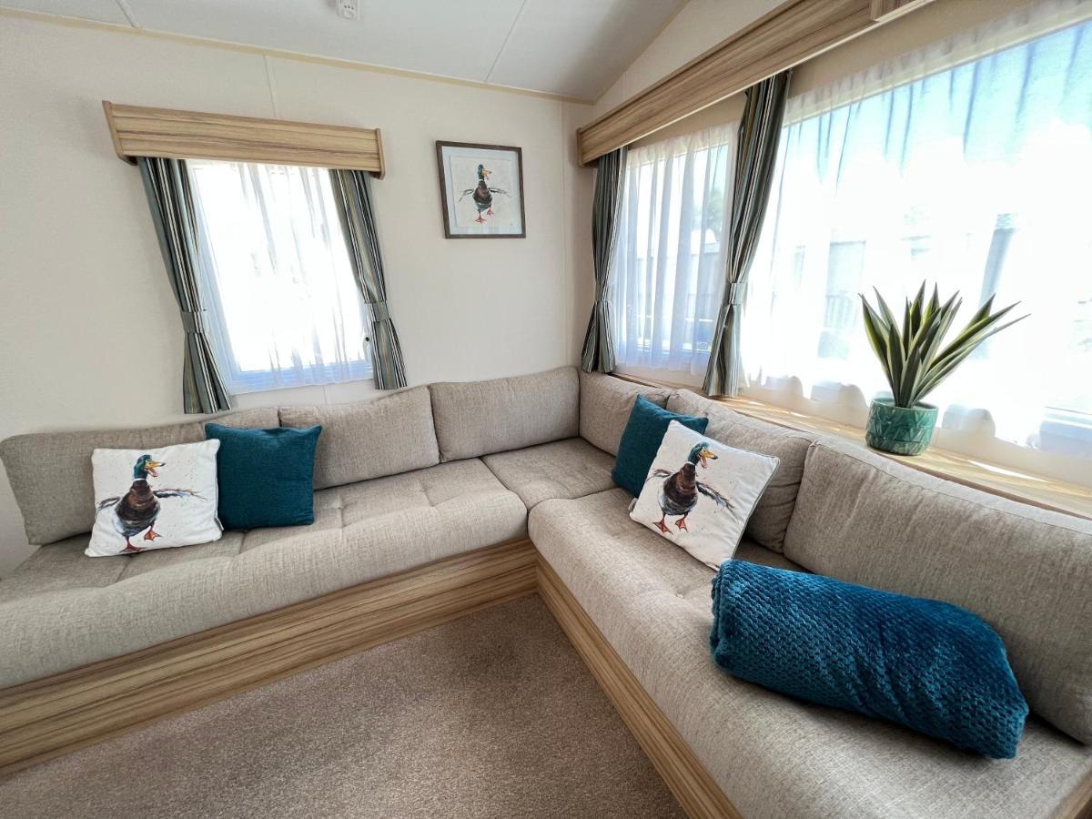 Mallard Corner, Cosy Cotswold Lakeview Lodge South Cerney Exterior foto