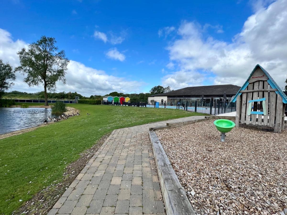 Mallard Corner, Cosy Cotswold Lakeview Lodge South Cerney Exterior foto