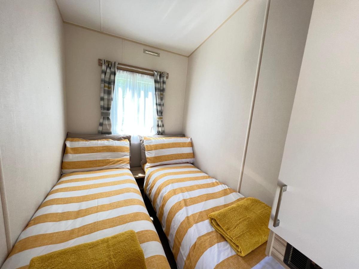 Mallard Corner, Cosy Cotswold Lakeview Lodge South Cerney Exterior foto